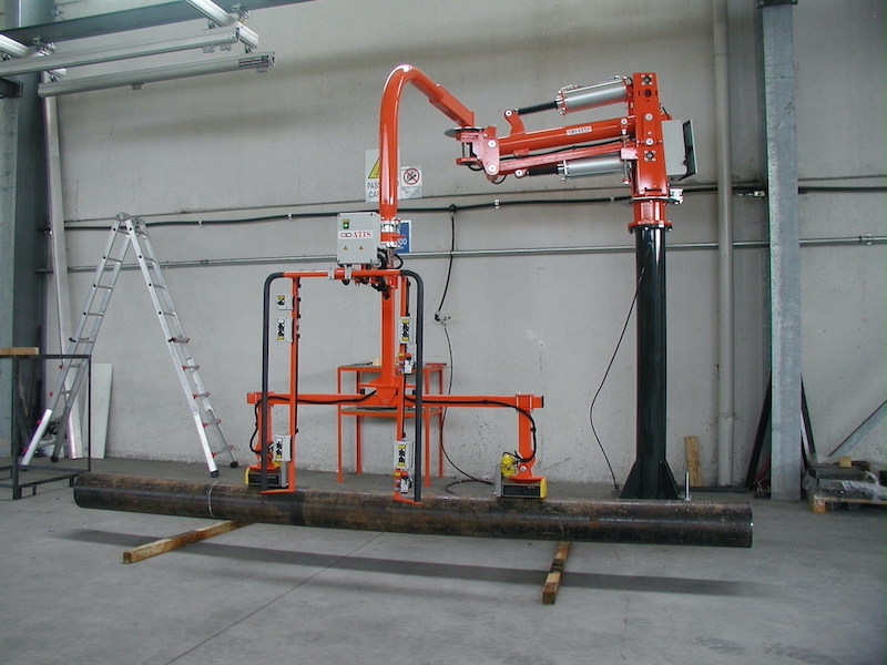 Conncept Machinery - Pneumatický průmyslový manipulátor pro manipulaci s trubkami, tyčemi a válci<br />Pneumatický průmyslový manipulátor s magnetem pro manipulaci s trubkami a tyčemi