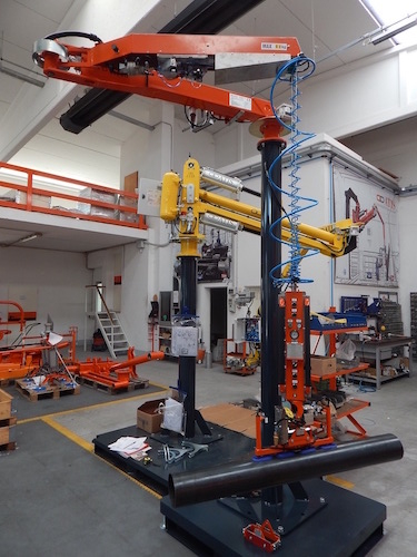 Pneumatický průmyslový manipulátor pro manipulaci s trubkami, tyčemi a válci