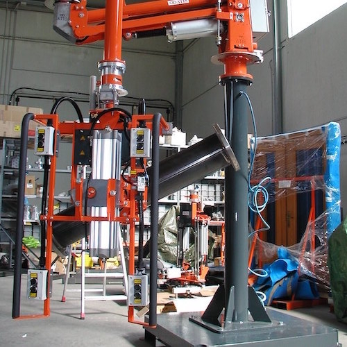 Pneumatický průmyslový manipulátor pro manipulaci s trubkami, tyčemi a válci