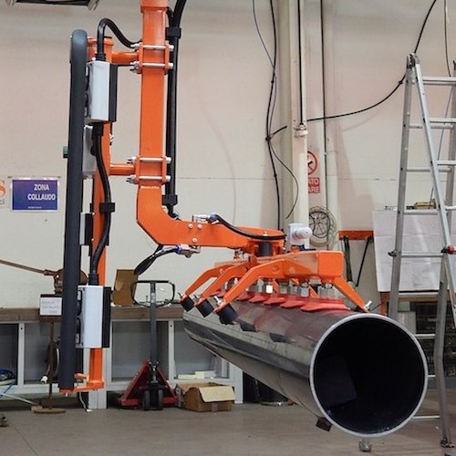 Pneumatický průmyslový manipulátor pro manipulaci s trubkami, tyčemi a válci