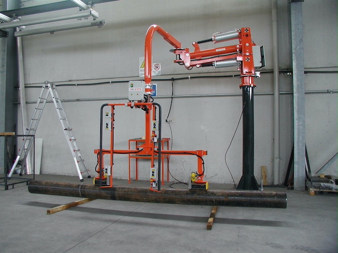 Pneumatický průmyslový manipulátor pro manipulaci s trubkami, tyčemi a válci<br>Pneumatický průmyslový manipulátor s magnetem pro manipulaci s trubkami a tyčemi