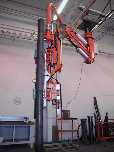 Pneumatický průmyslový manipulátor pro manipulaci s trubkami, tyčemi a válci