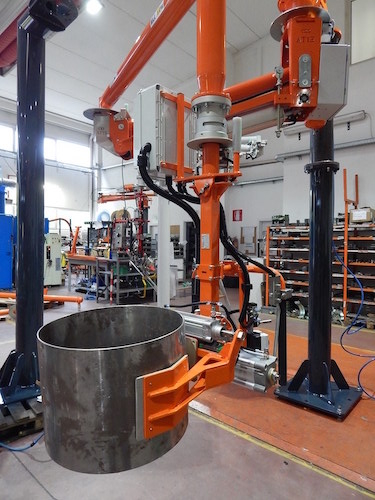 Pneumatický průmyslový manipulátor pro manipulaci s trubkami, tyčemi a válci<br>Přenášení a otáčení trubek a válců pomocí kleští