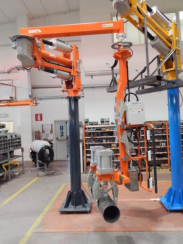 Pneumatický průmyslový manipulátor pro manipulaci s trubkami, tyčemi a válci<br>Přenášení a zvedání trubek a válců pomocí kleští