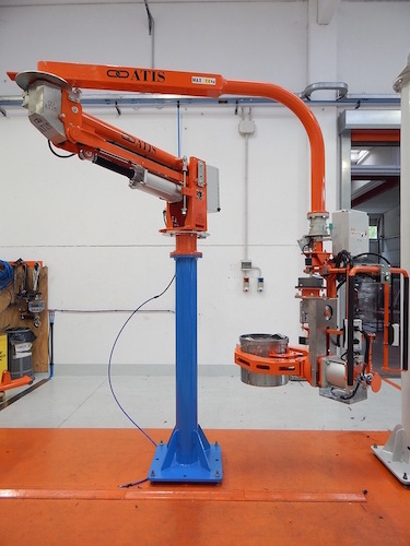 Pneumatický průmyslový manipulátor pro manipulaci s trubkami, tyčemi a válci<br>Přenášení a zvedání trubek a válců pomocí kleští