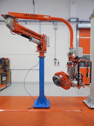 Pneumatický průmyslový manipulátor pro manipulaci s trubkami, tyčemi a válci<br>Přenášení a zvedání trubek a válců pomocí kleští