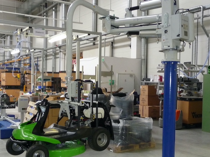 Conncept Machinery - Pneumatický průmyslový manipulátor pro manipulaci s výrobky a zařízením<br />Manipulace s elektrickou sekačkou při montáži pomoci pneumatického průmyslového manipulátoru