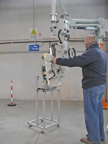 Pneumatický průmyslový manipulátor pro manipulaci s výrobky a zařízením<br />Průmyslový pneumatický manipulátor pro montáž zdravotnických zařízení