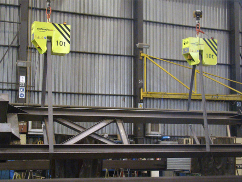 Elektromotorické kladky pre otáčanie bremien<br>Zdvíhanie a otáčanie zvárané konštrukcie dvoma poháňanými kladkami