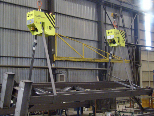 Elektromotorické kladky pre otáčanie bremien<br>Zdvíhanie a otáčanie zvárané konštrukcie, dve aktívne jednotky