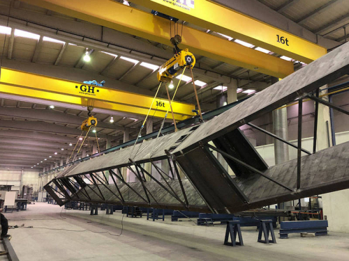 Turnover lifting beam with fixed pulley distance -<br />Rotation of the weldment by two rotating lifting beams