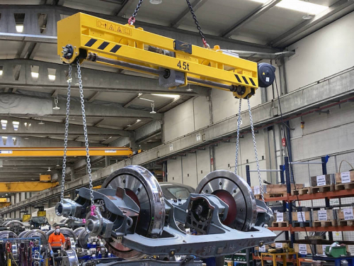 Otáčacia žeriavová traverza s pevným rozstupom kladiek -<br>Traverza pri zdvíhaní a otáčaní železničného dvojkolesia