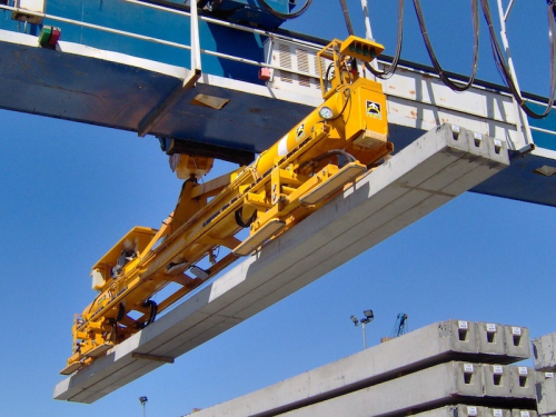 Vakuum-Manipulatoren für den Transport von Betonblöcken und Betonplatten